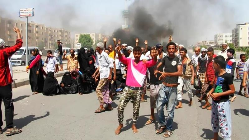 شهدت أحياء ومناطق عدة في عدن مؤخرًا احتجاجات شعبية غاضبة 