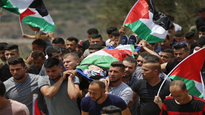 مئات الفلسطينيين يشيعون جثمان الفتى محمد التميمي
