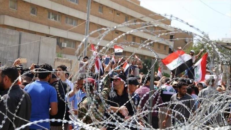 اندلعت مواجهات بين قوات الأمن ومتظاهرين، قبل أن يتمكن المحتجّون من إغلاق مقر الحكومة المحلية بمحافظة ذي قار جنوب العراق (الأناضول)