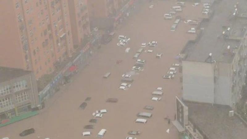 اجتاحت السيول الشوارع في إقليم خنان بوسط الصين آخذة في طريقها السيارات والمركبات (تويتر)