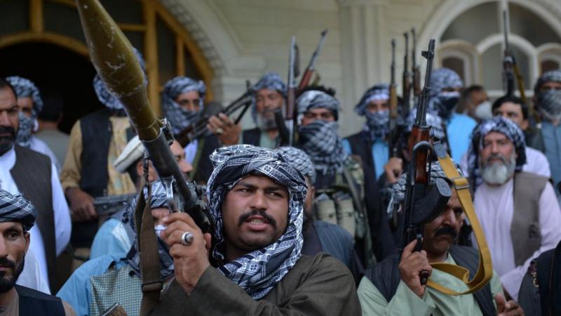 يحشد زعماء الحرب الأفغان التاريخيون أنصارهم