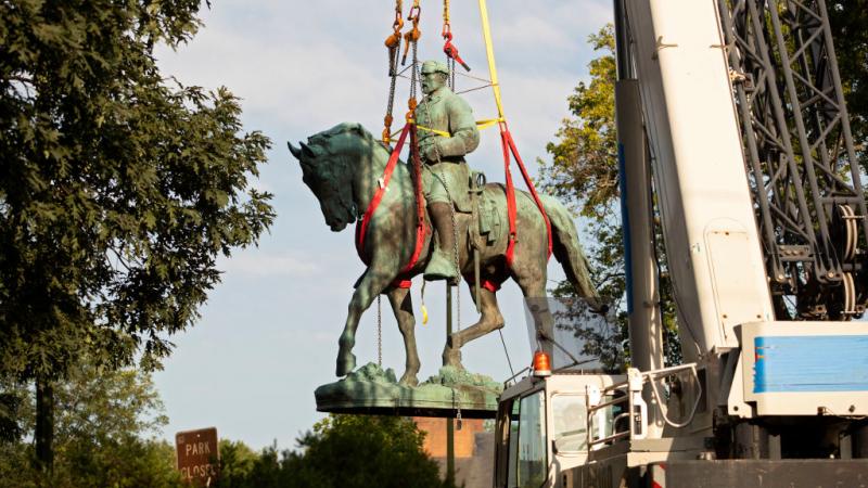 أزيل التمثالان تحت أنظار حشد مرحّب بالخطوة في مدينة فرجينيا