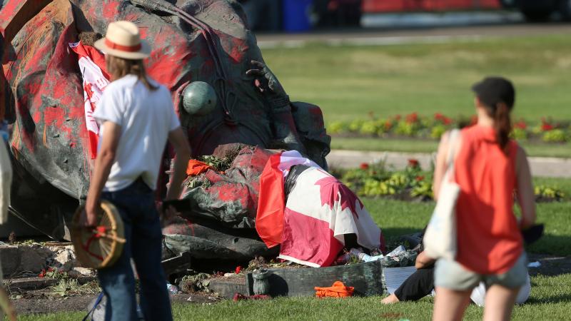 أشعلت حادثة اكتشاف رفات أطفال في كندا الغضب الشعبي وأقدم العديد منهم على إسقاط التمثالين