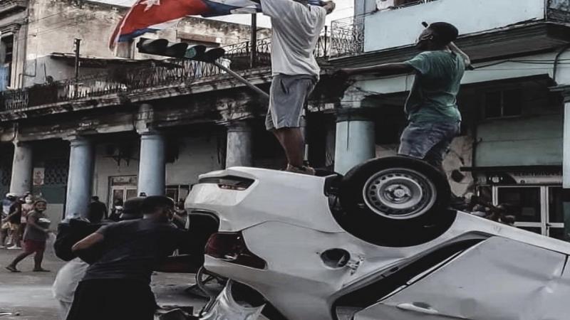 عمد متظاهرون غاضبون إلى قلب سيارات عدة للشرطة الكوبية