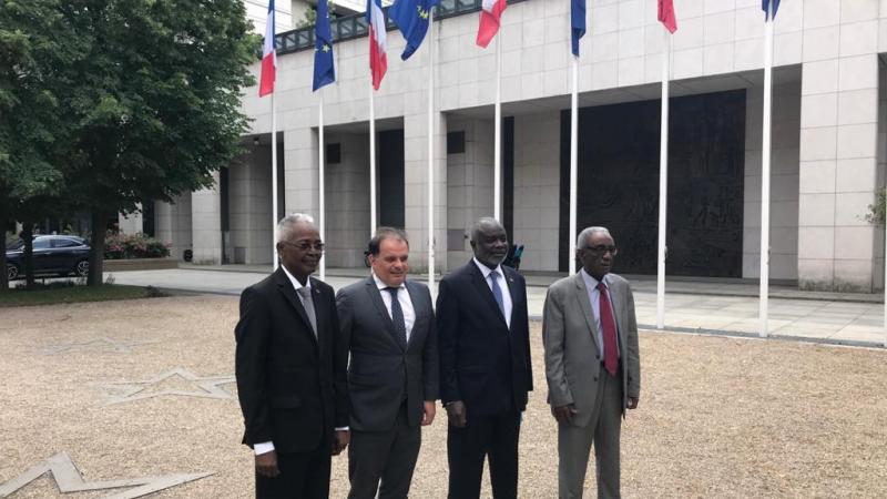 مجموعة من المسؤولين السودانيين إلى جانب رئيس نادي باريس