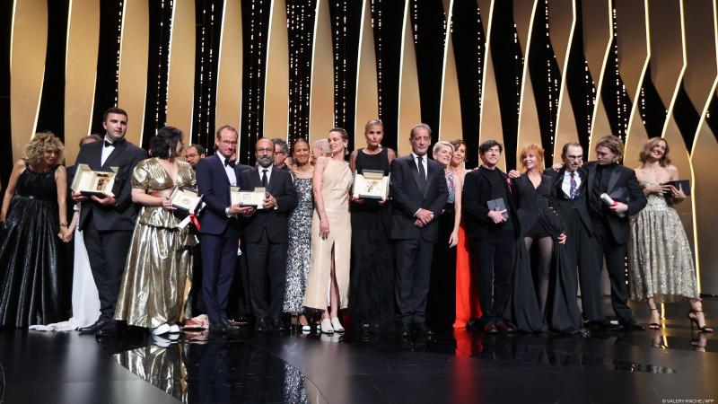 صورة جماعية للحائزين على جوائز في ختام مهرجان كان السينمائي