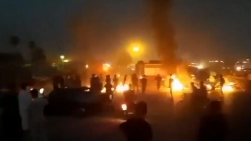 لم تهدأ الاحتجاجات في خوزستان الإيرانية على شح المياه رغم مرور أكثر من أسبوع على انطلاقتها (وسائل التواصل)