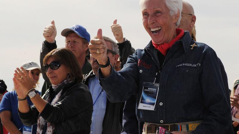 ستكون الطيارة الأميركية المخضرمة والي فانك البالغة 82 عامًا أكبر إنسان يسافر إلى الفضاء على الإطلاق (غيتي)