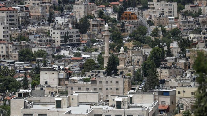 يؤثر المشروع على عشرات آلاف الفلسطينيين وتعتبر المناطق المستهدفة القلب التجاري والحيوي بمدينة القدس الشرقية