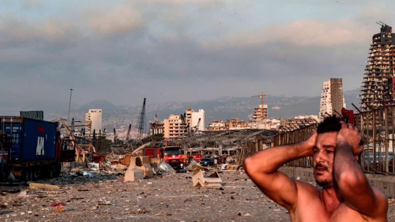 لا يزال انفجار مرفأ بيروت المروّع محفورًا في ذاكرة اللبنانيين الذين يطالبون بمحاسبة المسؤولين (غيتي)