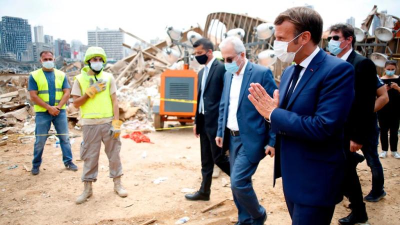 ماكرون  في موقع انفجار مرفأ بيروت، يوم  6 آب 2020 (أرشيف - غيتي)