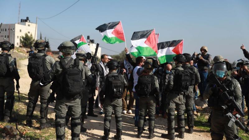 مظاهرة فلسطينية ضد سياسة الاحتلال الاستيطانية في الضفة الغربية المحتلة