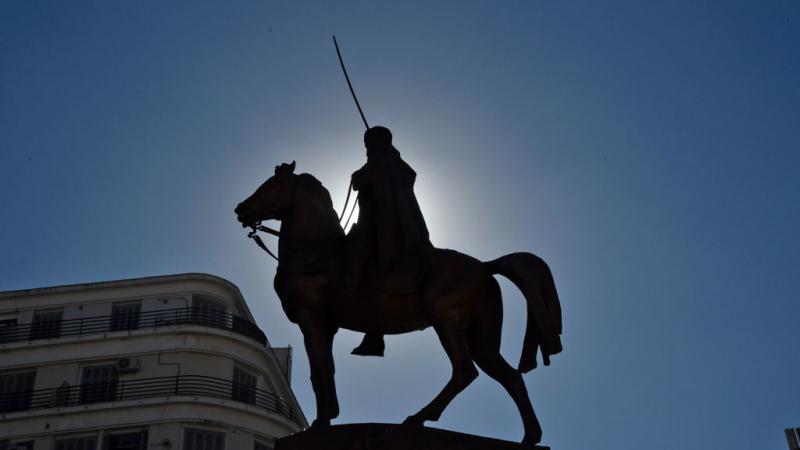 تمثال الأمير عبد القادر أحد قادة المقاومة الجزائرية