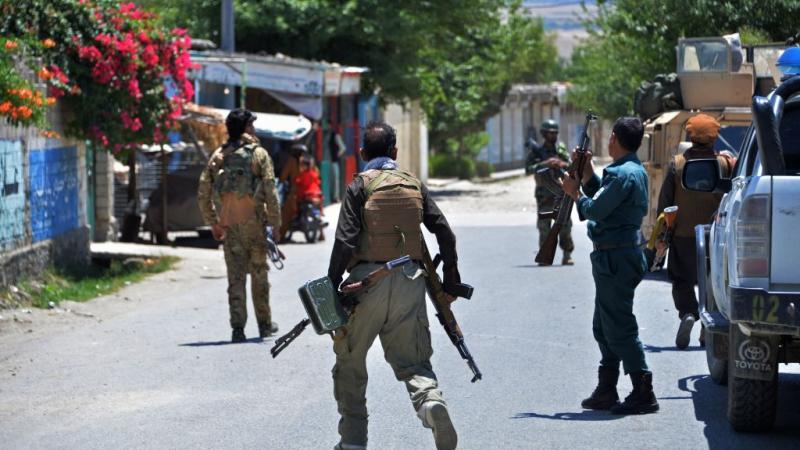 أكد مواطنون أن القوات الأفغانية انتشرت في السوق الرئيسي بالبلدة الحدودية