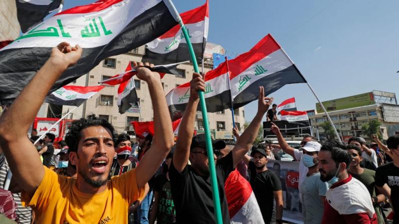 يشهد العراق تظاهرات بين حين وآخر احتجاجًا على تردي خدمة الكهرباء والانقطاع المتكرر للتيار (أرشيف – غيتي)