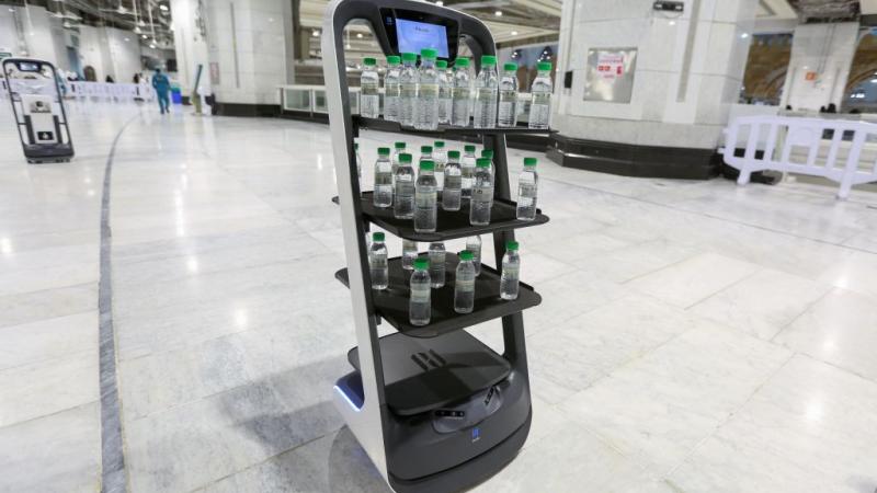 روبوت يزود المصلين بزجاجات من ماء زمزم لتقليل الاتصال المباشر مع الموظفين