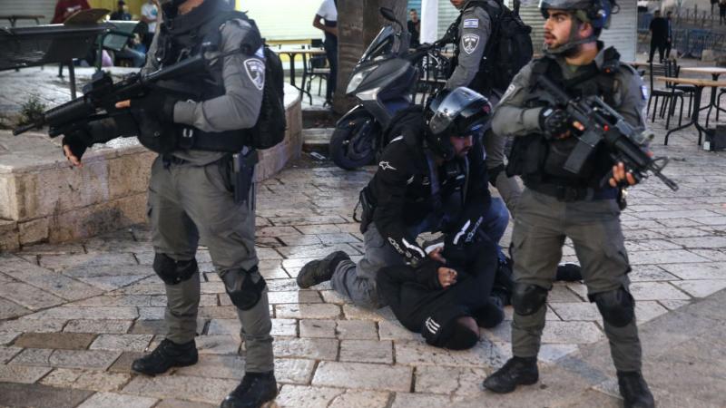 اعتدت قوات إسرائيلية بالضرب على مجموعة من الشبان واعتقلت عددًا منهم