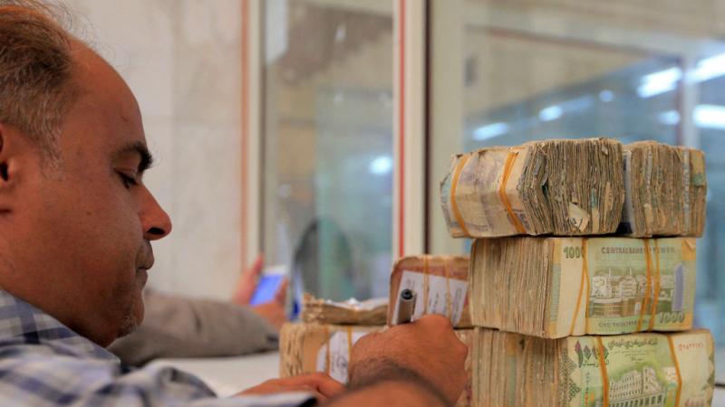 تشهد العملة اليمنية أسوأ انهيار أمام الدولار منذ بدء الحرب في البلاد قبل أكثر من ست سنوات (غيتي)