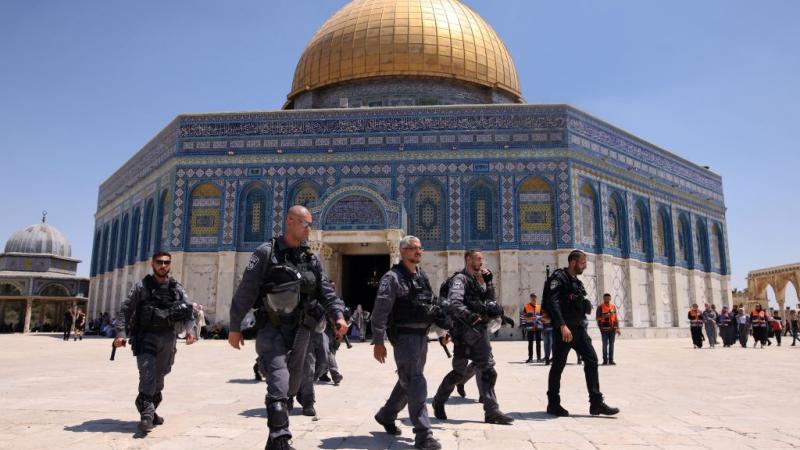 اقتحم مستوطنون ساحات المسجد الأقصى بحماية من الجيش الإسرائيلي