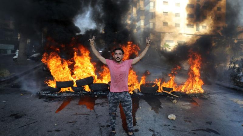 يشهد لبنان واحدة من أسوأ الأزمات في العالم منذ عام 1850 بحسب البنك الدولي (غيتي)