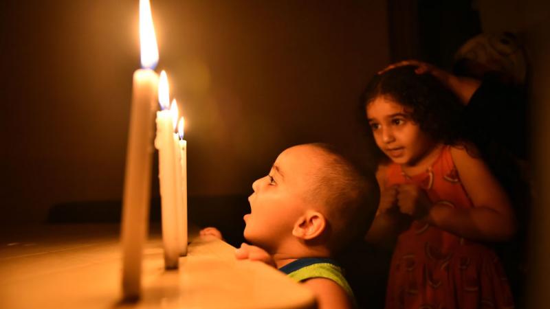 وصل انقطاع التيار الكهربائي في لبنان إلى 20 ساعة في اليوم، بعد إعلان مؤسسة كهرباء لبنان زيادة عدد ساعات التقنين (غيتي)