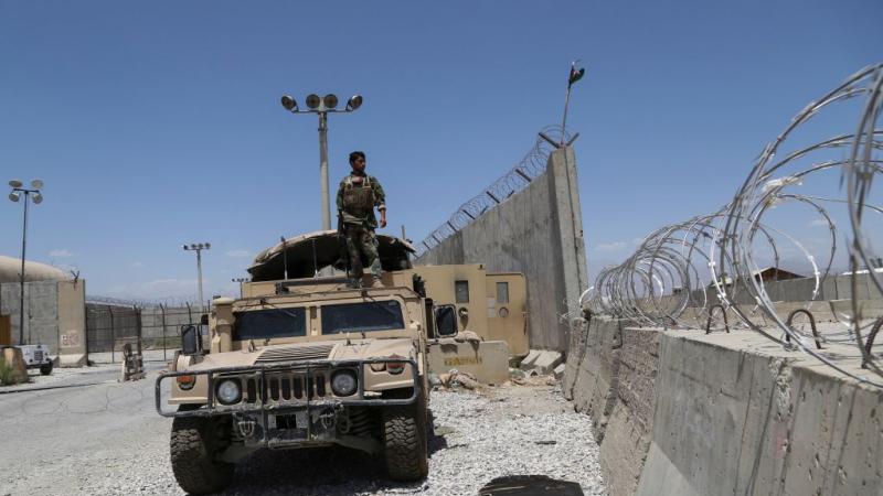 غادرت جميع القوات الأميركية وقوات حلف شمال الأطلسي قاعدة باغرام الجوية الأكبر في أفغانستان (غيتي)