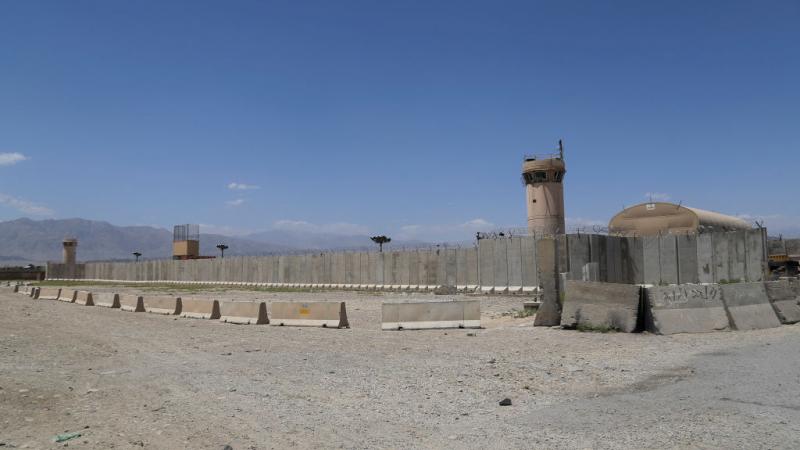 غادرت القوات الأميركية وقوات حلف شمال الأطلسي قاعدة باغرام الجوية التي تُعَدّ الأكبر في أفغانستان (غيتي)