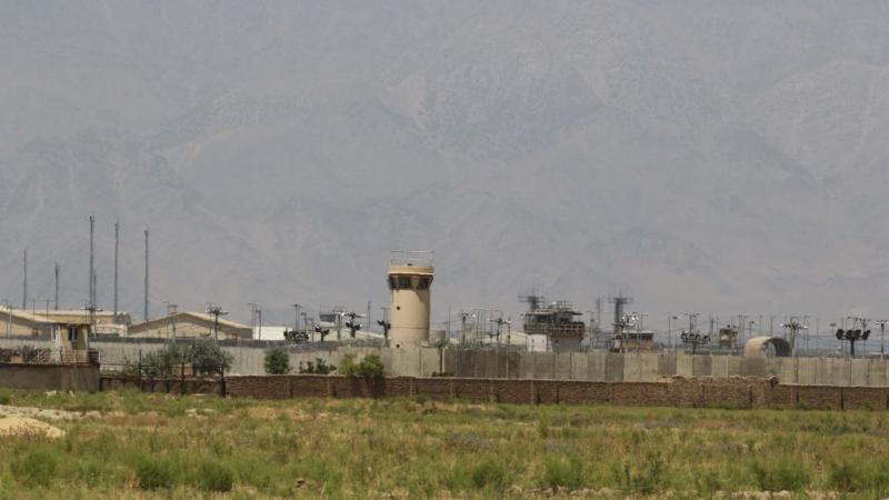 أفاد حاكم مقاطعة باغرام بولاية بروان بأن 20 مقاتلاً من طالبان هاجموا نقطة تفتيش للشرطة المحلية بالقرب من القاعدة الجوية (غيتي)