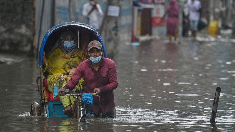 تجتاح أمطار شديدة الغزارة منذ الإثنين المنطقة المحاذية للحدود بين بنغلادش وبورما (غيتي)