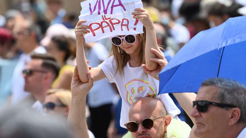 طفلة تحمل لافتة "يعيش البابا" خلال صلاة الأحد في ساحة القديس بطرس في روما. 
