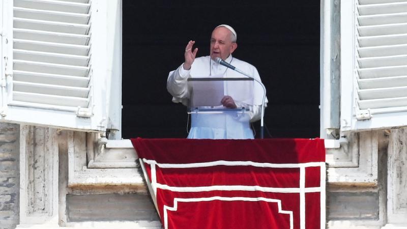 ألقى البابا عظة الأحد أمام الآلاف في ساحة القديس بطرس قبل الخضوع للعملية الجراحية (غيتي)