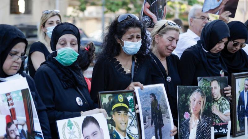 تجمّع عشرات الأشخاص من أهالي ضحايا انفجار مرفأ بيروت، عند أحد مداخل مرفأ العاصمة، على غرار ما يفعلونه شهريًا منذ نحو عام (غيتي)