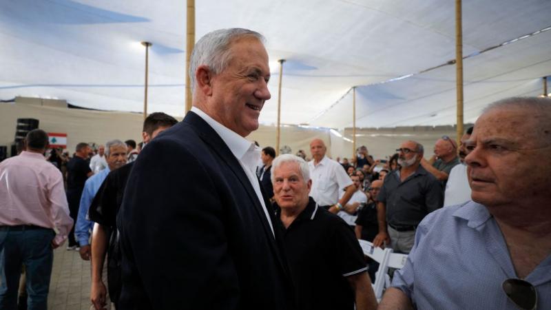 وصل وزير الدفاع الإسرائيلي إلى فرنسا لبحث ملف فضيحة بيغاسوس (غيتي)