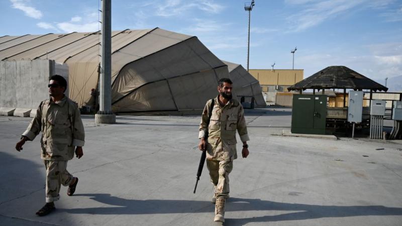 هرب مئات من أفراد الأمن الأفغان إلى طاجيكستان بعد تقدم طالبان منذ أخلت الولايات المتحدة قاعدتها الرئيسية في أفغانستان (غيتي)