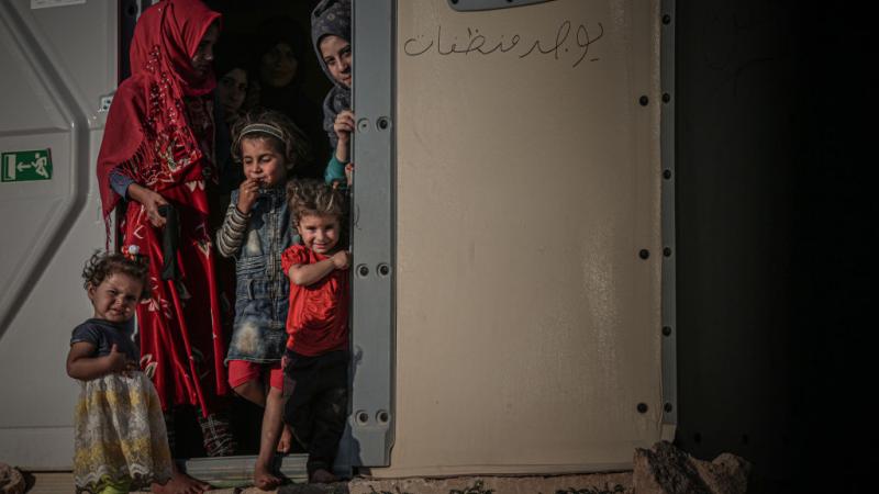 يعد الاتحاد الأوروبي من أهم المانحين للمخيمات السورية 