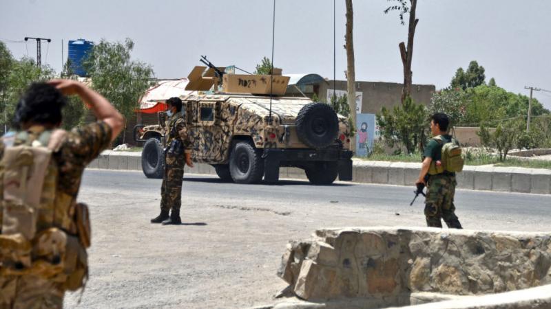 يخشى البعض أن تنحدر الفوضى بأفغانستان إلى حرب أهلية في وقت تواصل حركة طالبان تقدمها العسكري (غيتي)