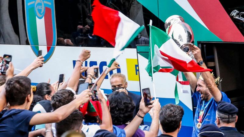 قائد المنتخب الإيطالي كيليني لحظة وصوله العاصمة روما