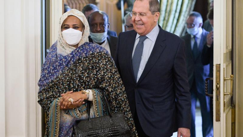 وزيرة الخارجية السودانية مريم المهدي خلال لقائها نظيرها الروسي سيرغي لافروف