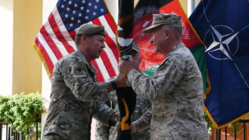 سلّم الجنرال ميلر الذي يقود قوات التحالف في أفغانستان منذ سبتمبر 2018 بتسليم القيادة إلى الجنرال كينيث ماكينزي (غيتي)