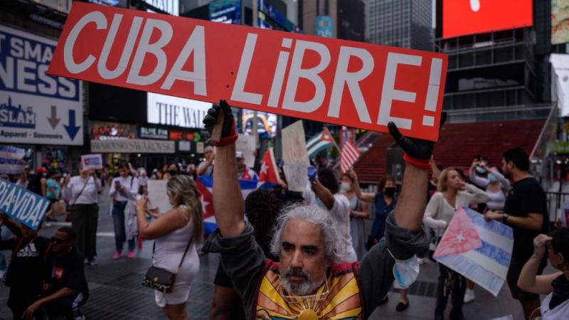 وزير خارجية كوبا أكد أن البلاد "تمر بظروف طبيعية" بعد اندلاع تظاهرات كبيرة مؤخرًا