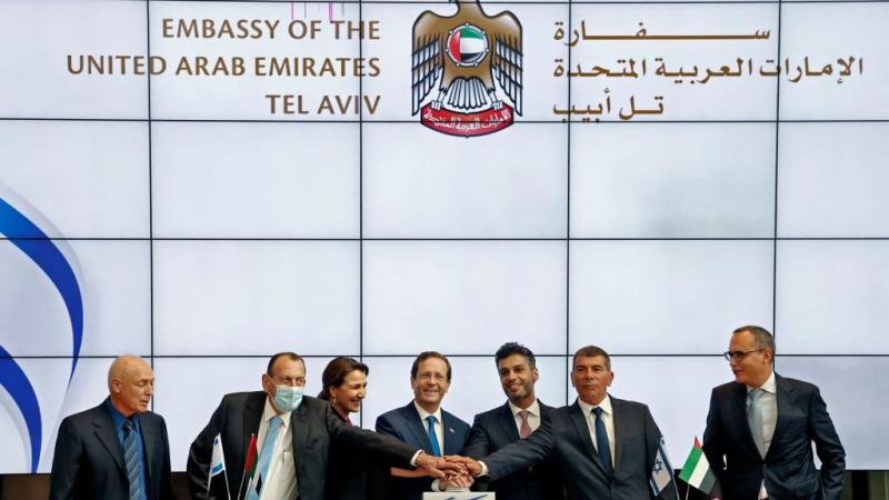 اعتبر الرئيس الإسرائيلي أنّ رؤية علم الإمارات وإسرائيل أصبح حقيقة بعدما كان حلمًا بعيد المنال (غيتي)