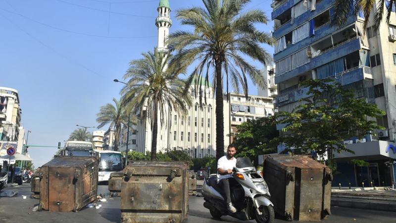 يسود التوتر في الشارع اللبناني منذ اعتذار الرئيس سعد الحريري عن تشكيل حكومة بغياب اتفاق على من يخلفه (غيتي)