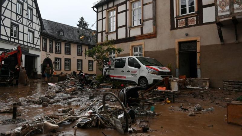 حوّلت الفيضانات شوارع مدن غرب ألمانيا إلى ساحة خراب