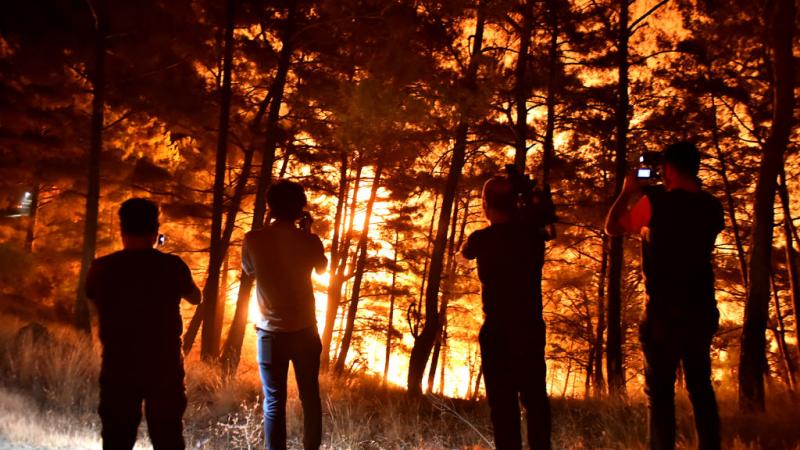 أدت الحرائق في كندا والولايات المتحدة إلى تدمير آلاف الهكتارات من الأراضي في البلدين (غيتي)