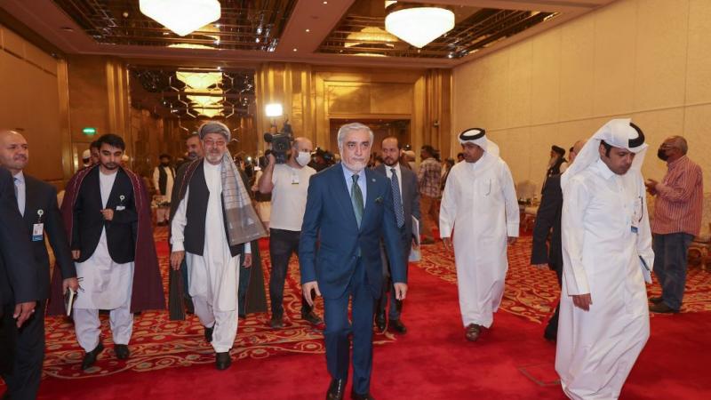 عبدالله عبدالله يقود الوفد الحكومي الأفغاني في محادثات السلام مع طالبان التي تجري في الدوحة 