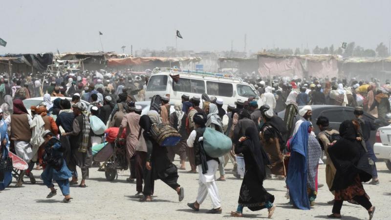 يتواصل لجوء عائلات أفغانية إلى المناطق الحدودية مع باكستان هربًا من جماعة طالبان (غيتي)