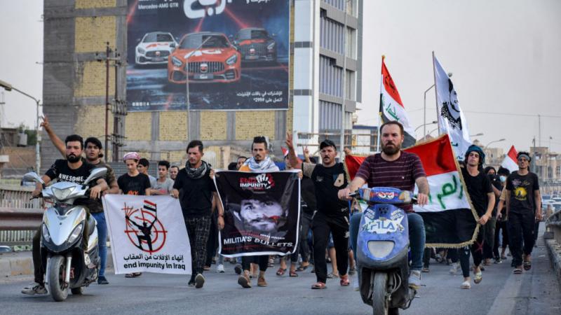 لوح المتظاهرون بالأعلام العراقية وحملوا صور "شهداء" اغتيلوا