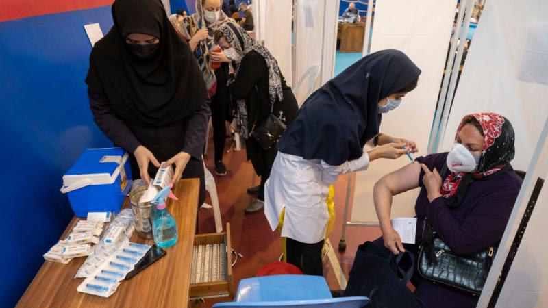 تلقى 2,4 مليون شخص في إيران فقط الجرعتين من اللقاح المضاد لكوفيد من أصل إجمالي عدد السكان الذي يناهز 83 مليون (غيتي)