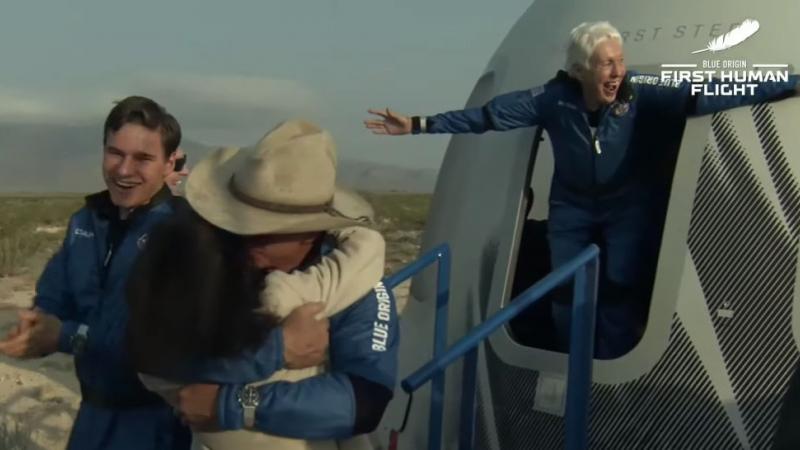 الملياردير الأميركي جيف بيزوس بعد عودته إلى الأرض بعد أول رحلة مأهولة لمركبته مع 3 سياح آخرين (غيتي)