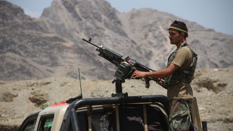 تخطّط القوات الأفغانية لتعزيز وجودها حول مناطق مهمة استراتيجيًا من البلاد بعد تقدم مقاتلي حركة طالبان (غيتي)